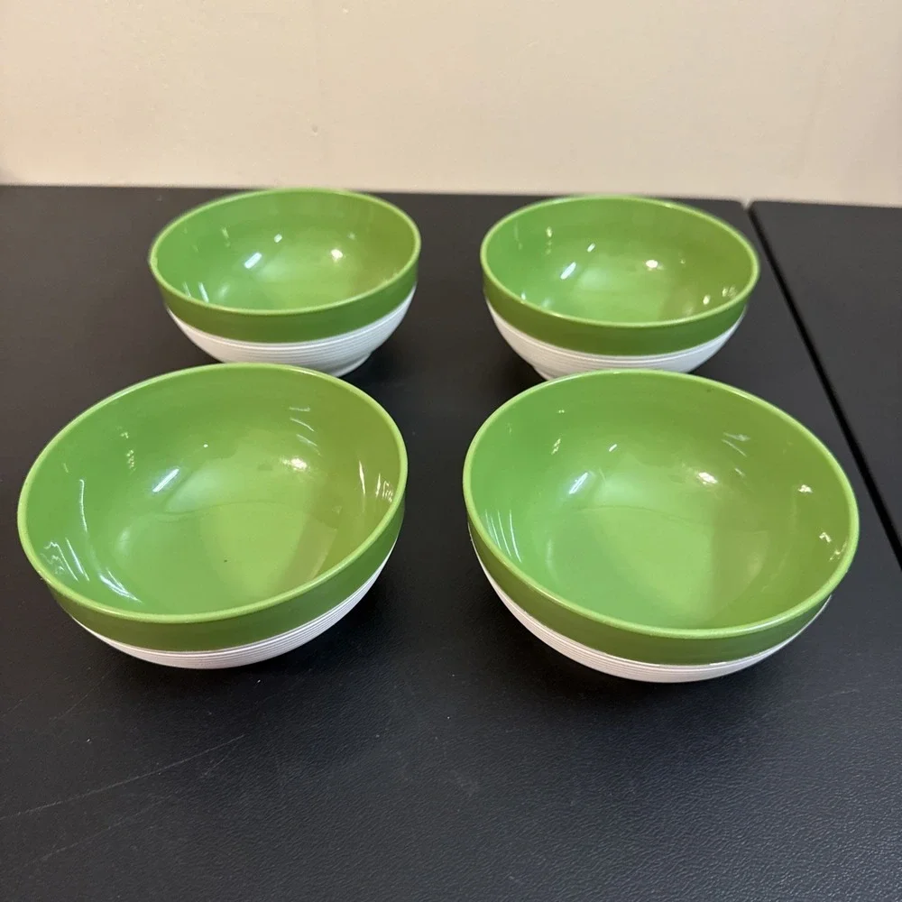 Set Of 4 Vintage Rafia Ware Thermo Temp Bowls. Green And White